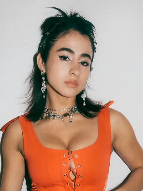 ✨ Mia V ✨