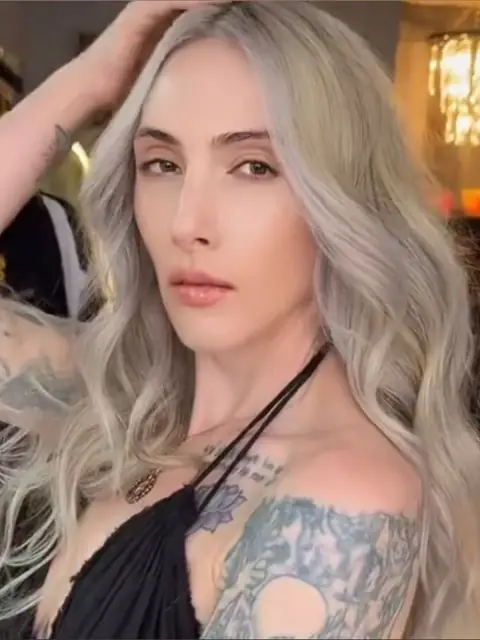 Kay is: SEXTING ur secret girlfriend on OnlyFans