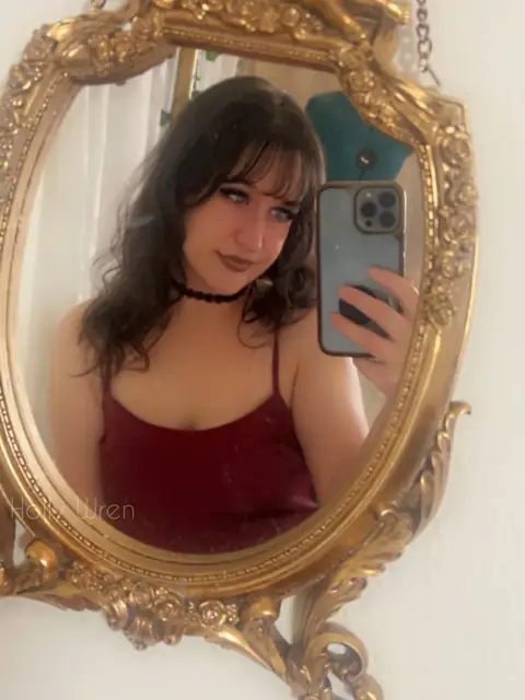 Holly Wren FREE! on OnlyFans