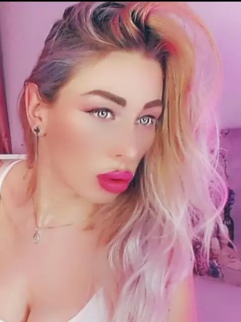 Annie Gold on OnlyFans