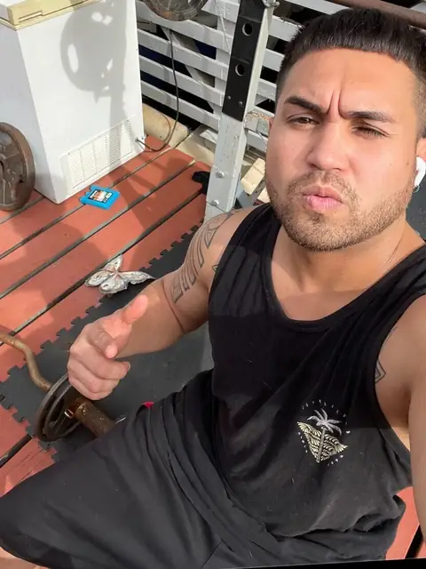 NoMakeLaikUStrait